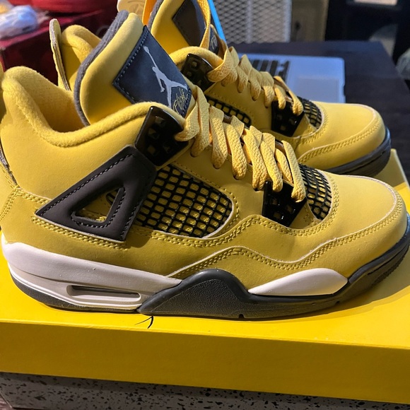 Jordan 4 Lightning 2021 - Picture 3 of 5
